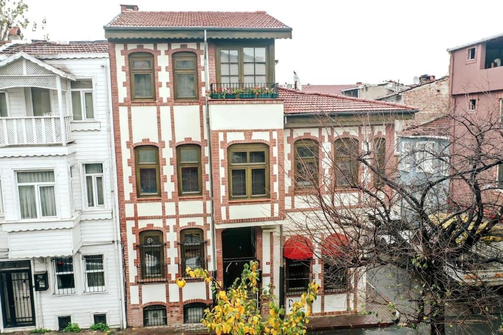Historical Greco-Ottoman Pavilion Near Tram In Fatih Istambul Extérieur photo