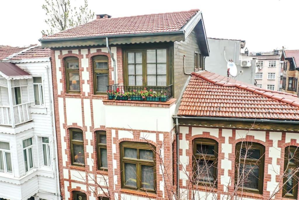 Historical Greco-Ottoman Pavilion Near Tram In Fatih Istambul Extérieur photo